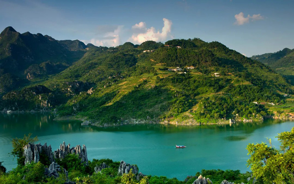 600-3 生态良好的万峰湖 图吴明.jpg