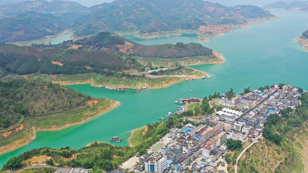 600-4 万峰湖美景如画 图刘朝富.jpg