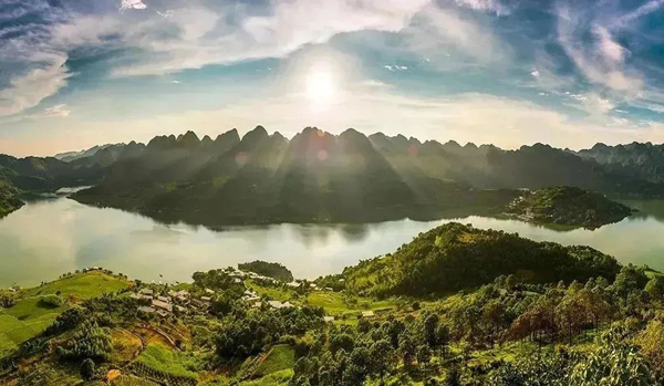 600-5 万峰湖 图张霆.jpg