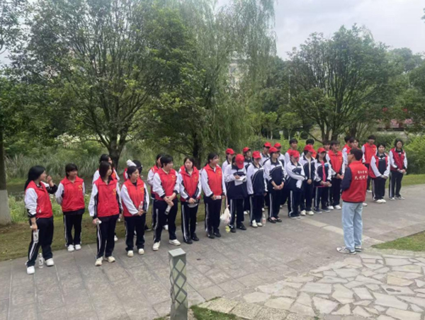 600-1 向志愿者详细讲解了巡河要点、安全事项.jpg